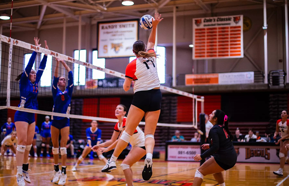 Women&rsquo;s Volleyball Fights Off the Mustangs, Clinching Trip to SUNYAC Finals